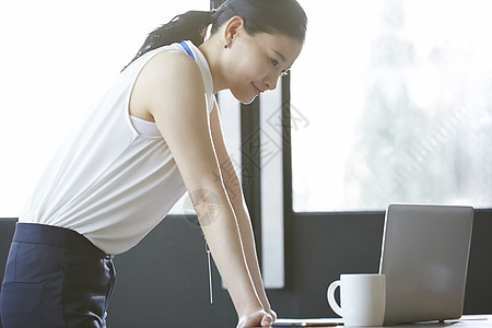 泛亚洲留白上半身女人商务咖啡馆图片