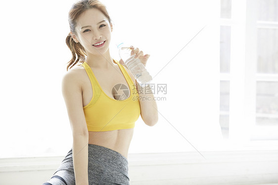 健身训练女式运动服女人图片