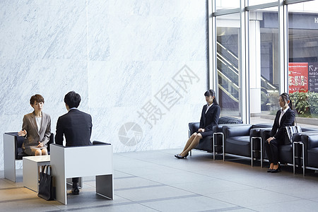 商务大厅里沟通的商务男士图片