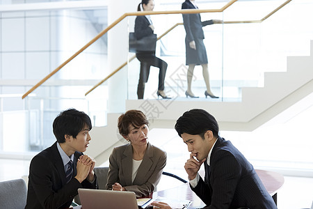 多人电脑年长人类对话在商务大厅开会背景