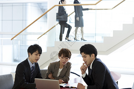 女  哭多人法人交谈在商务大厅开会背景