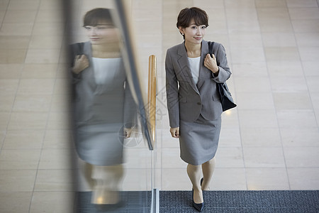 上班走楼梯的职场女性图片