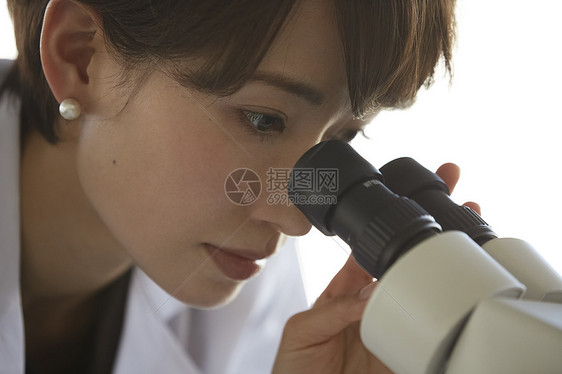 医生专家医学研究看显微镜特写图片
