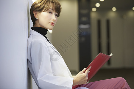 走廊上休息的女医生图片