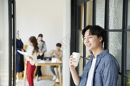 休息的服装设计师图片