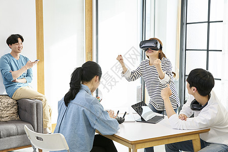 办公室创意团队体验虚拟现实讨论想法图片