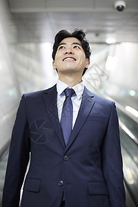乘坐手扶电梯的商务男士图片