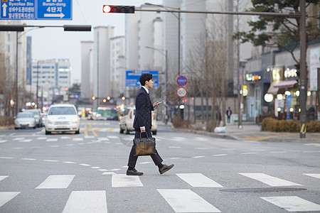 年轻白领过马路图片