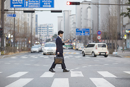 白领男子过马路图片