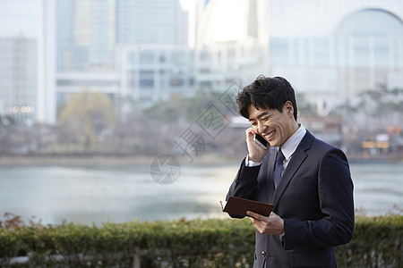 在户外通话的男子图片