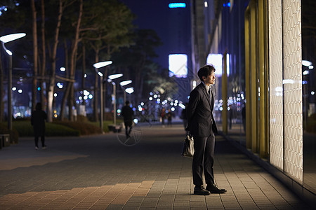 上班族感受城市夜景图片