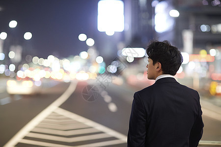 上班族感受城市夜景图片