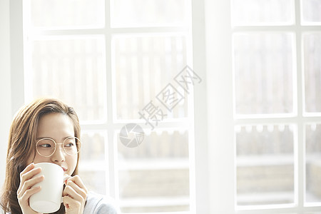 女人在室内放松喝茶图片