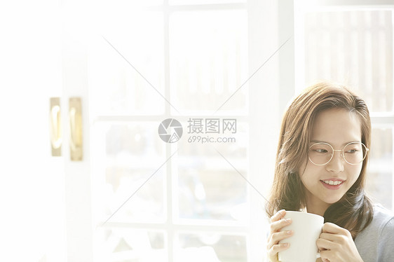 年轻女人喝咖啡放松图片