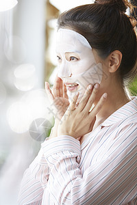 韩国皮肤管理年轻美女居家敷面膜护肤背景