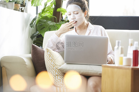 女人在家敷面膜打哈欠图片