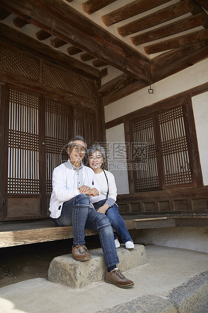 幸福生活老夫妇坐在门口合影图片