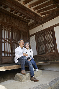 幸福生活老夫妇坐在门口合影图片