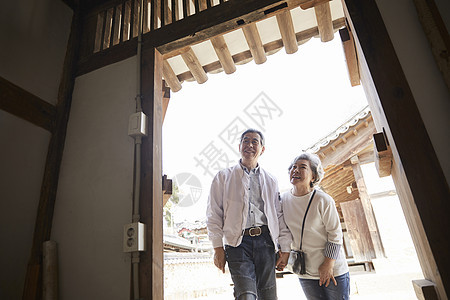 幸福生活老夫妇在门口游玩图片