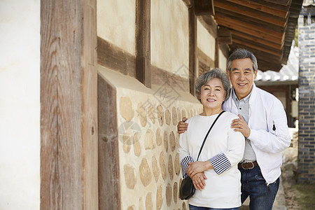 幸福生活老夫妇在古建筑游玩图片