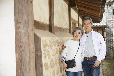 幸福生活老夫妇在古建筑游玩图片