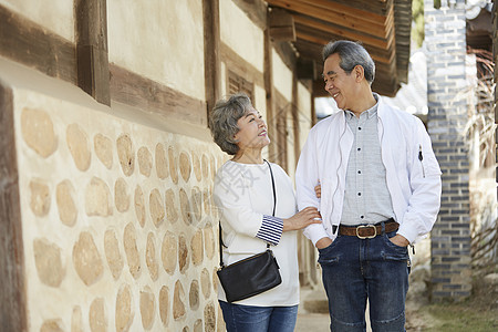 幸福生活老夫妇在古建筑游玩图片