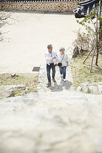 退休老年夫妻一起开心旅行图片