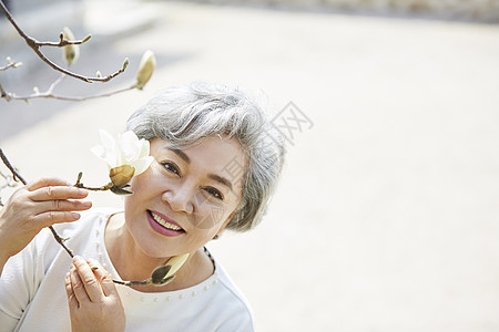 退休阿姨旅行正面照图片