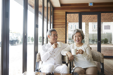 退休夫妇一起快乐旅行图片