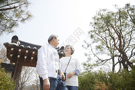 退休夫妇一起快乐旅行图片