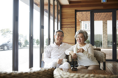 退休夫妇一起快乐旅行图片