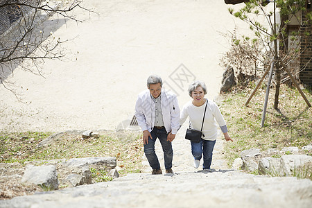 退休夫妇一起出门旅行图片