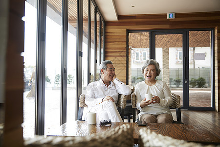 退休夫妇一起在咖啡馆里喝咖啡图片