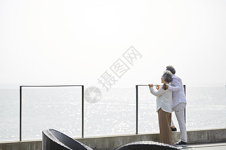 恩爱的老年夫妻享受退休生活图片