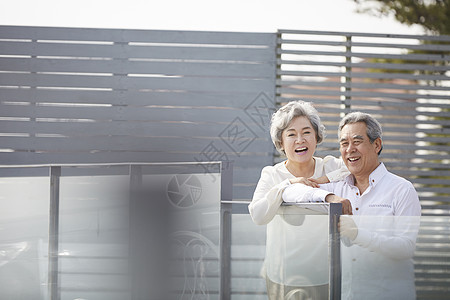 享受退休生活的老年夫妻图片