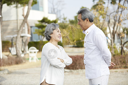 退休老年夫妇一起幸福生活图片