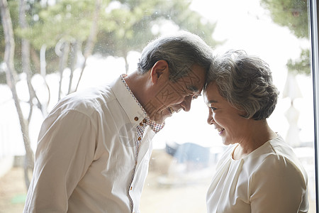 退休老年夫妇一起幸福生活图片