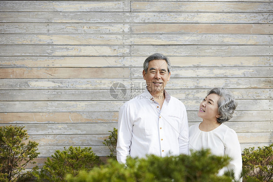 退休老年夫妇一起幸福生活图片