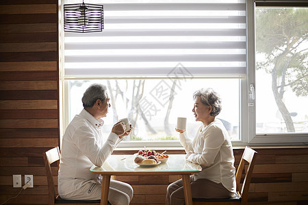 享受下午茶的老年夫妻图片