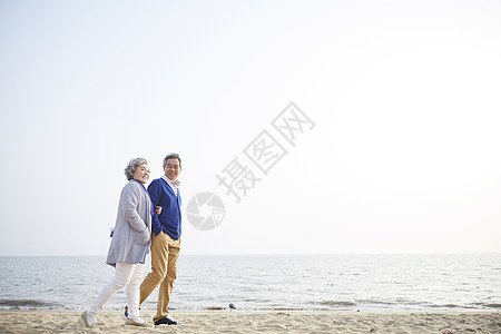 在海边散步的老夫妻图片