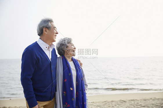 享受海边度假的老夫妇图片