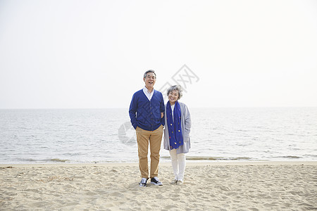 享受海边度假的老夫妇图片