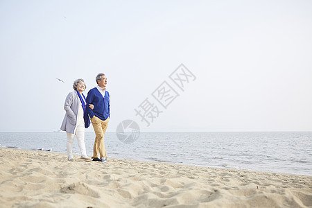老年夫妇享受退休生活图片