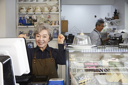 在咖啡店工作的老夫妇图片