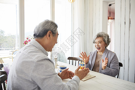 老年夫妇在一起过周年纪念日图片