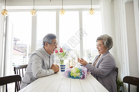 老年夫妇在一起过周年纪念日图片