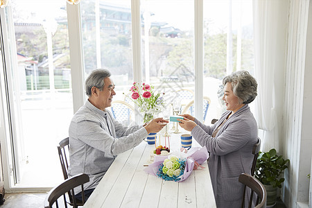 老年夫妇在一起过周年纪念日图片