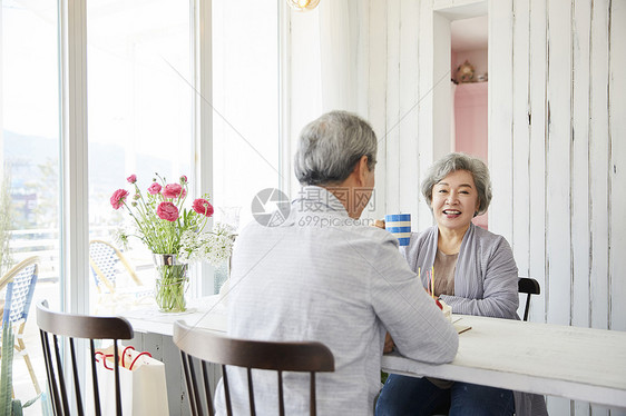 老年夫妇在家里过周年纪念日图片