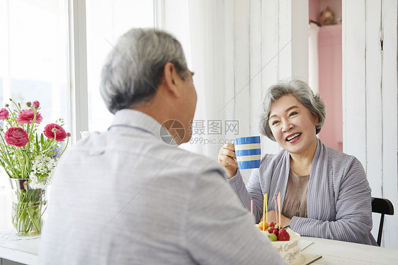 老年夫妇在家里过周年纪念日图片