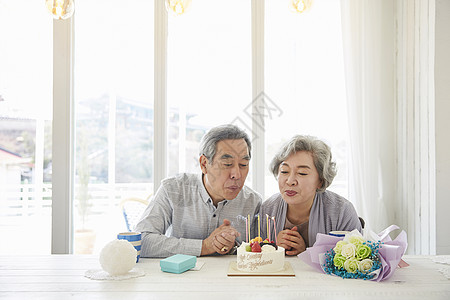 老年夫妇在家里过周年纪念日图片
